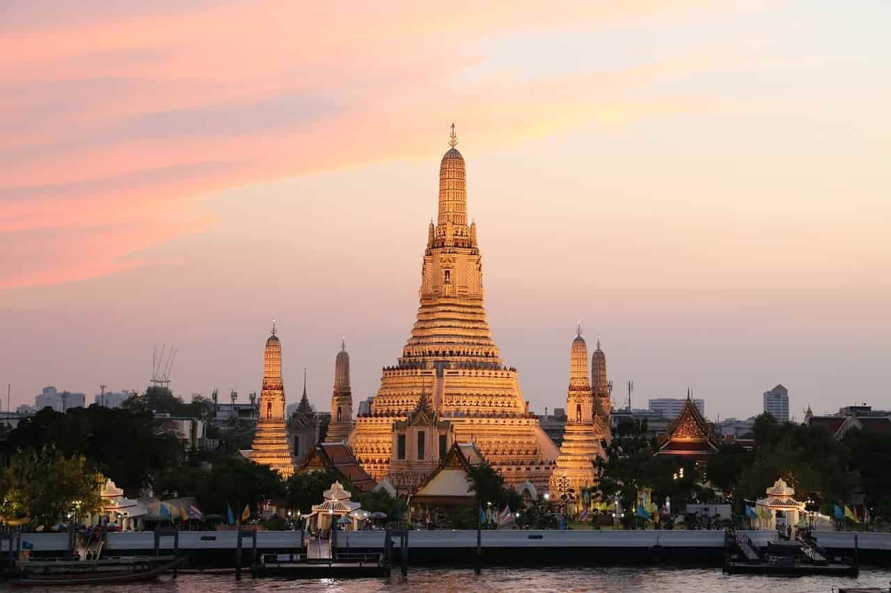 Wat Arun Temple in Bangkok, the majestic Temple of Dawn