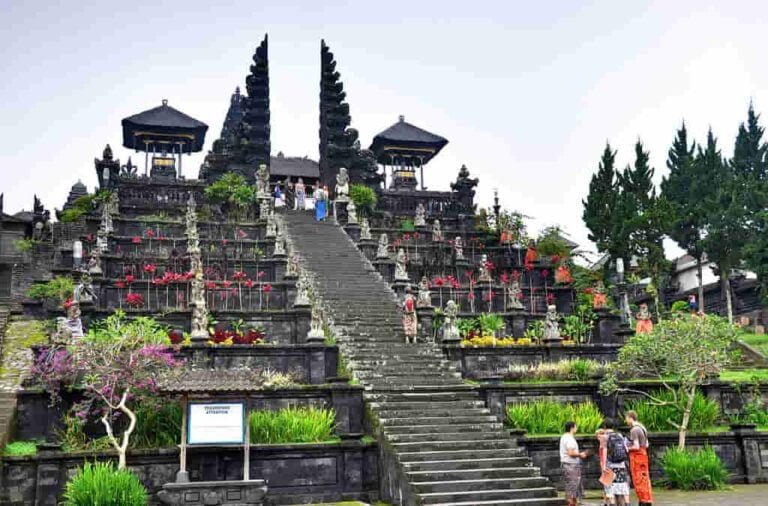 To know before entering a temple in Bali