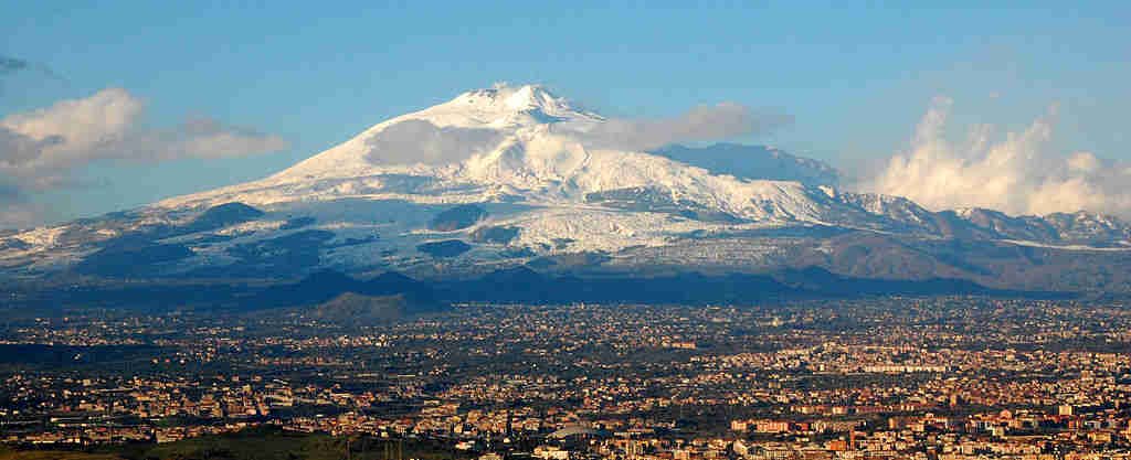 Ski on an active volcano etna