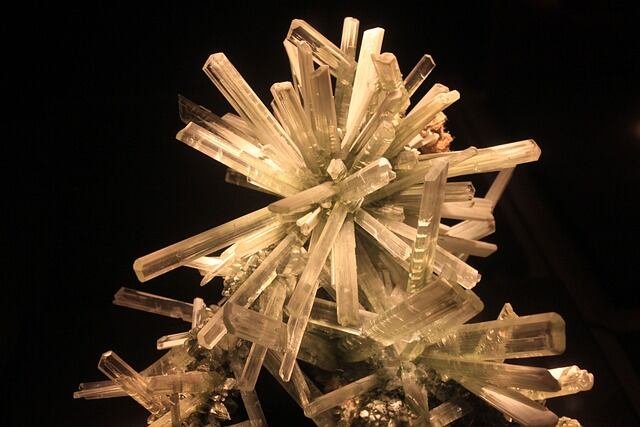 Selenite crystal benefits and uses